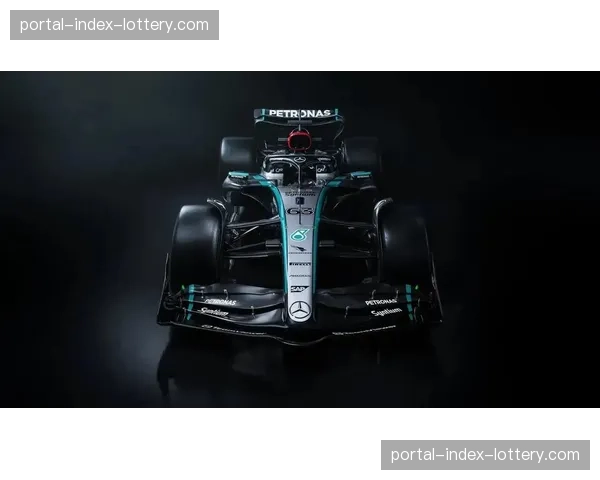 汉密尔顿在社交媒体发布于工厂与梅赛德斯W15告别合影