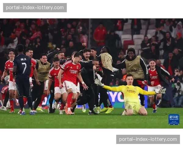 终场哨响，本菲卡老将奥塔门迪跪地亲吻草皮告别欧冠