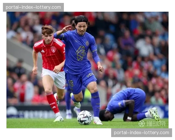 现场花絮：镜头捕捉到摩纳哥主帅在场边频繁用手势提示防守队员切换模式