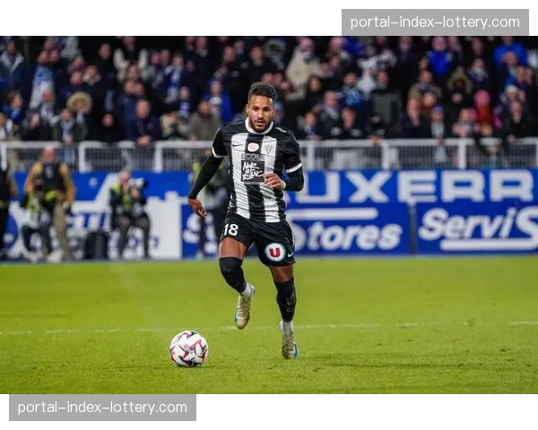 欧塞尔vs图卢兹半场0-0，激烈中场绞杀体现混合防守强度