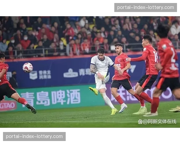 【2026年4月中超联赛·赛中·聚焦沧州雄狮外援奥斯卡与武汉三镇后卫冲突，主裁判出示黄牌